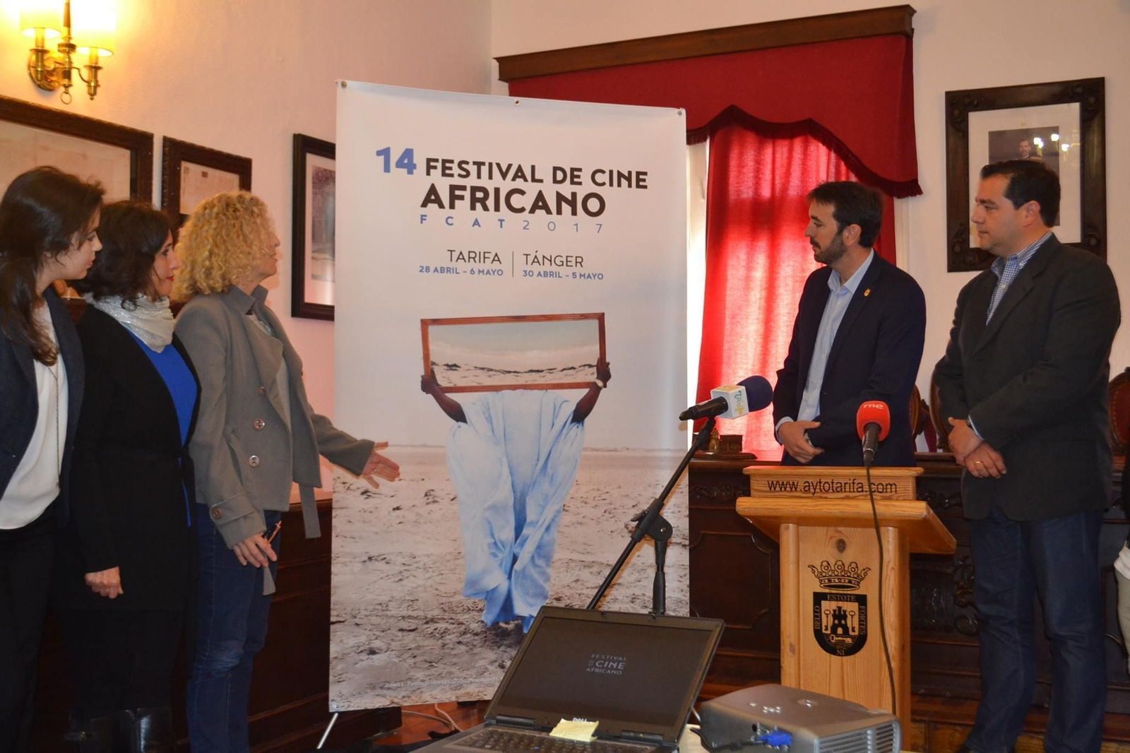 La presentación del cartel del Festival de Cine Africano de Tarifa con la directora, Mane Cisneros, a un lado y el alcalde tarifeño, Francisco Ruiz, al otro.