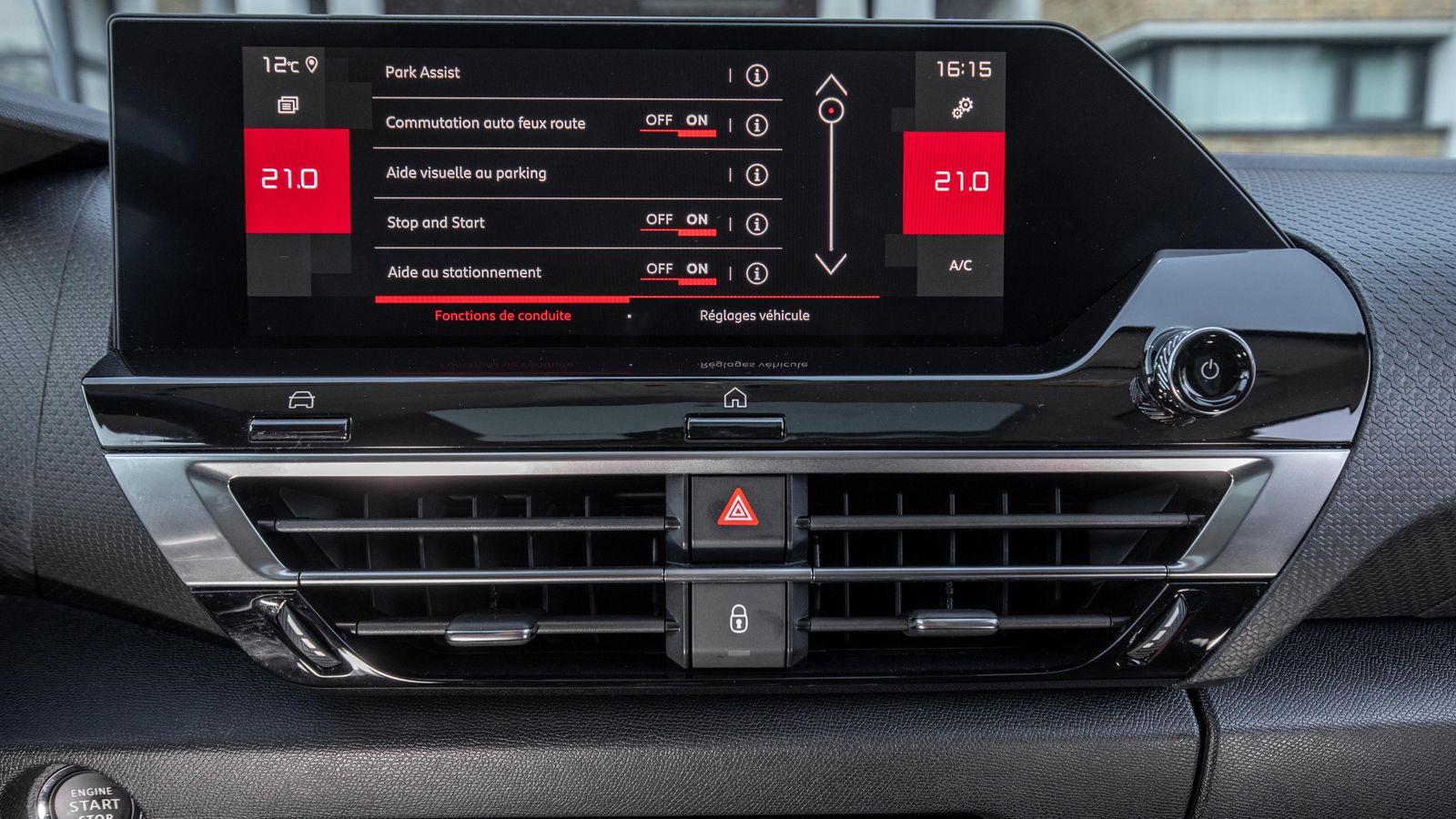 Hay una tecla específica, debajo de la pantalla, para entrar en el menú en el que se manejan las ayudas a la conducción. La otra, es un atajo para el menú principal.