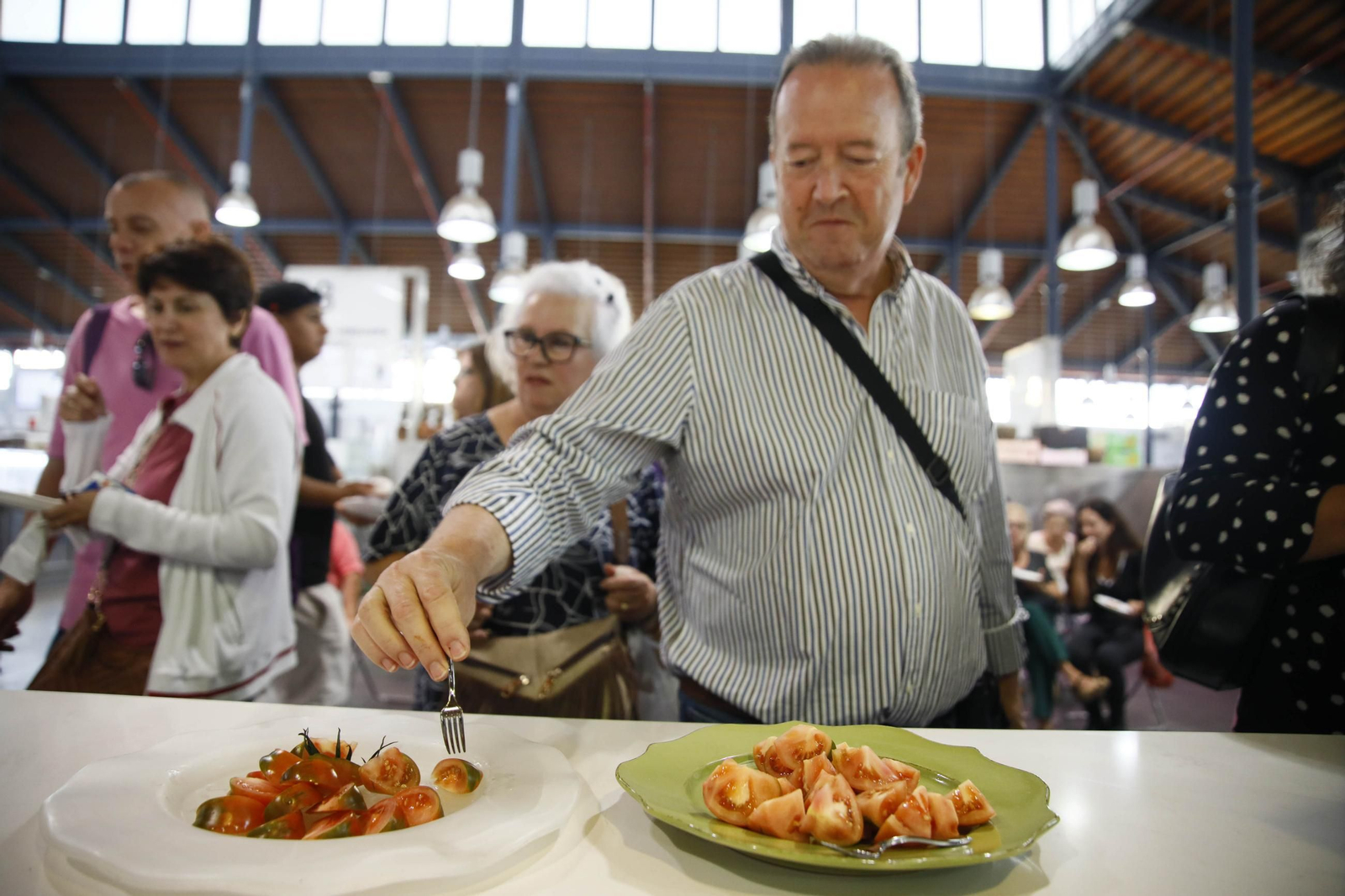 El tomate en el corazón de la cocina: Los martes gastronómicos en el mercado central de Almería, en imágenes