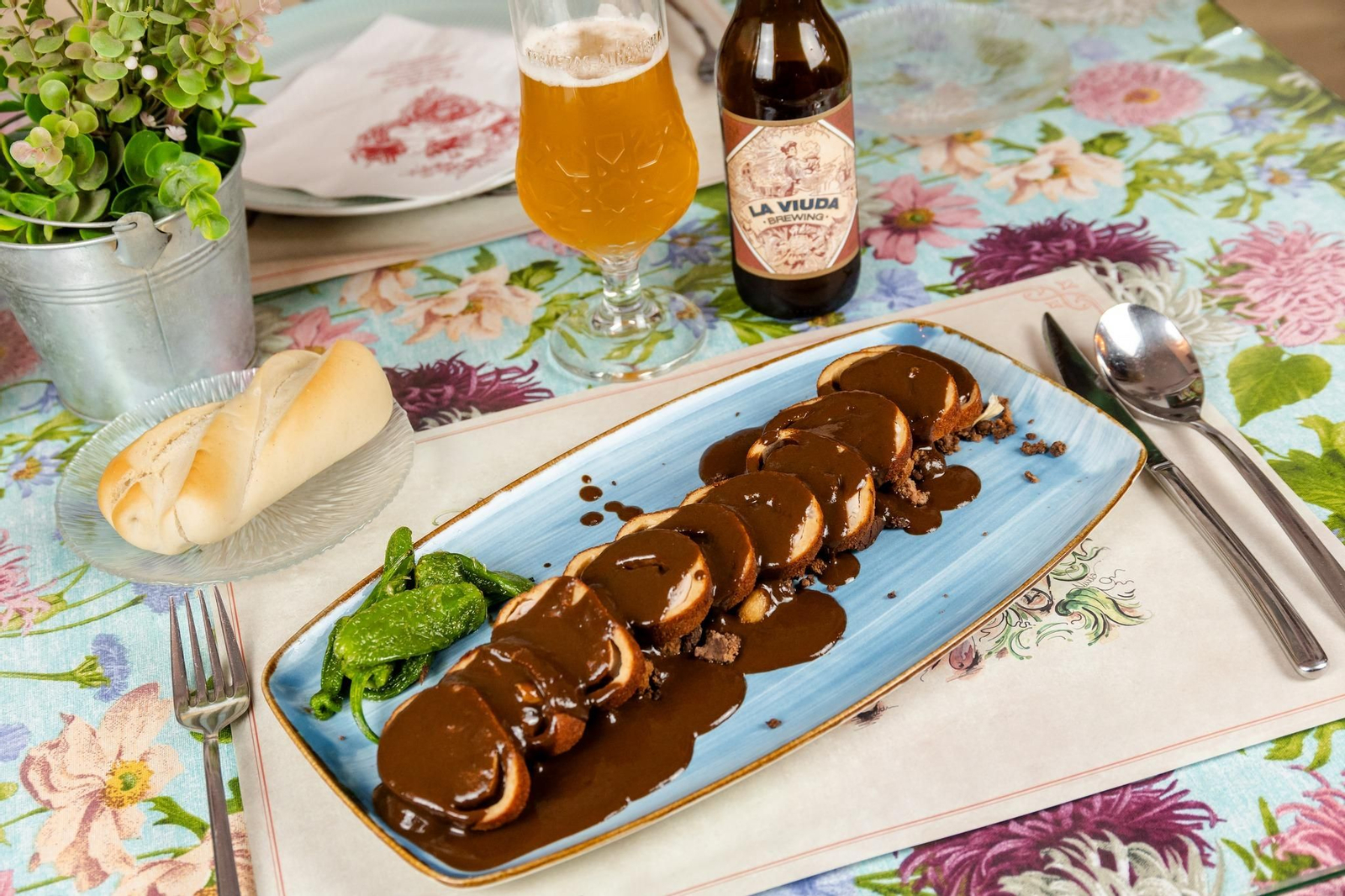 Flamenquín de rabo de toro con salsa de chocolate de Taberna La Viuda