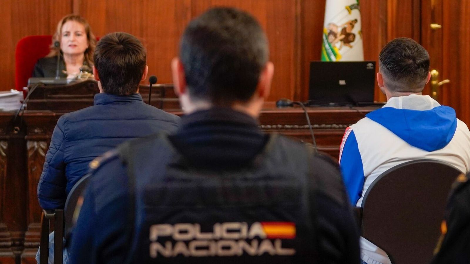 De izquierda a derecha, Manuel y Sergio durante la primera sesión del juicio.