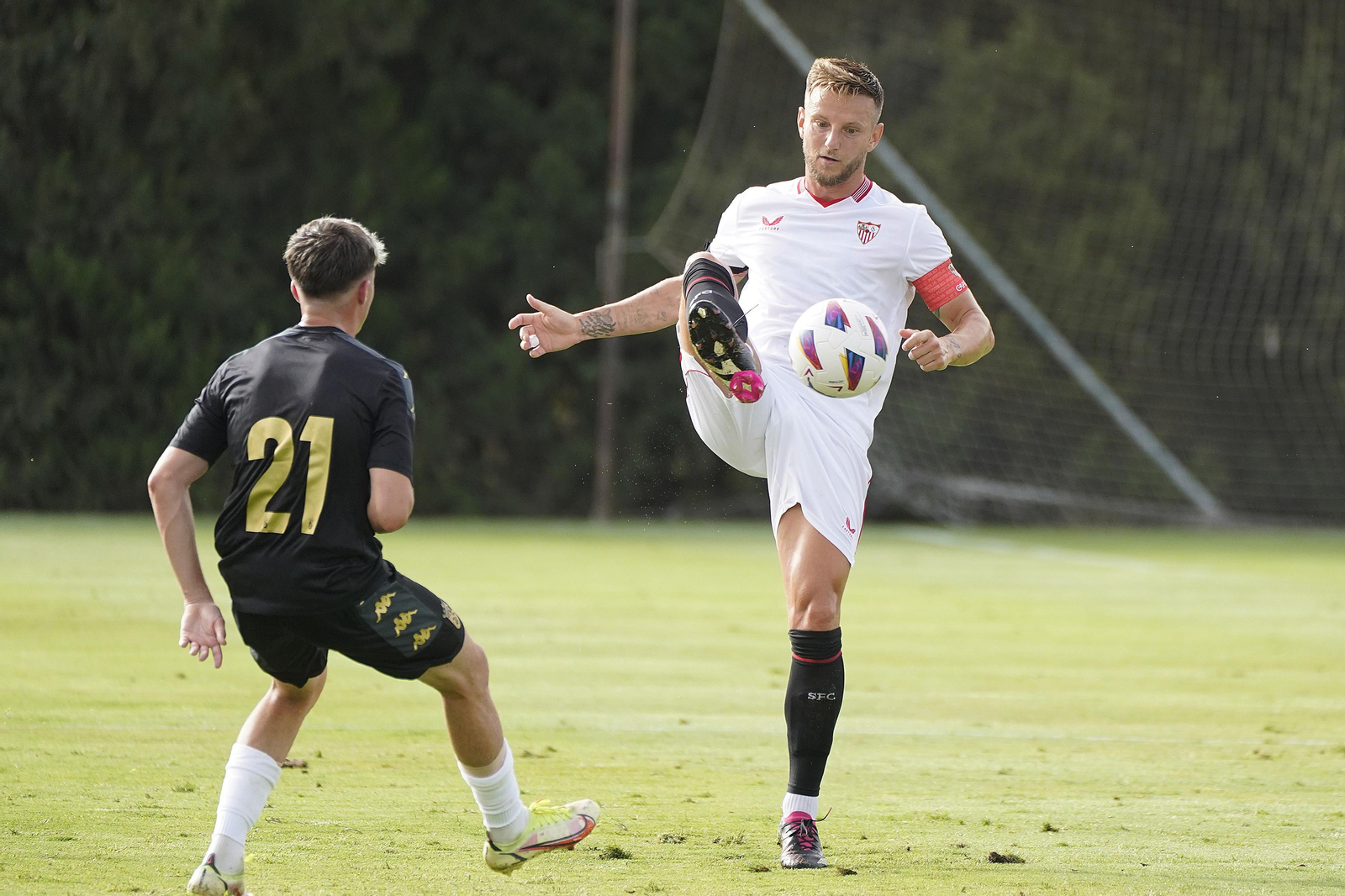 Rakitic, como último hombre, controla el balón ante Jota.
