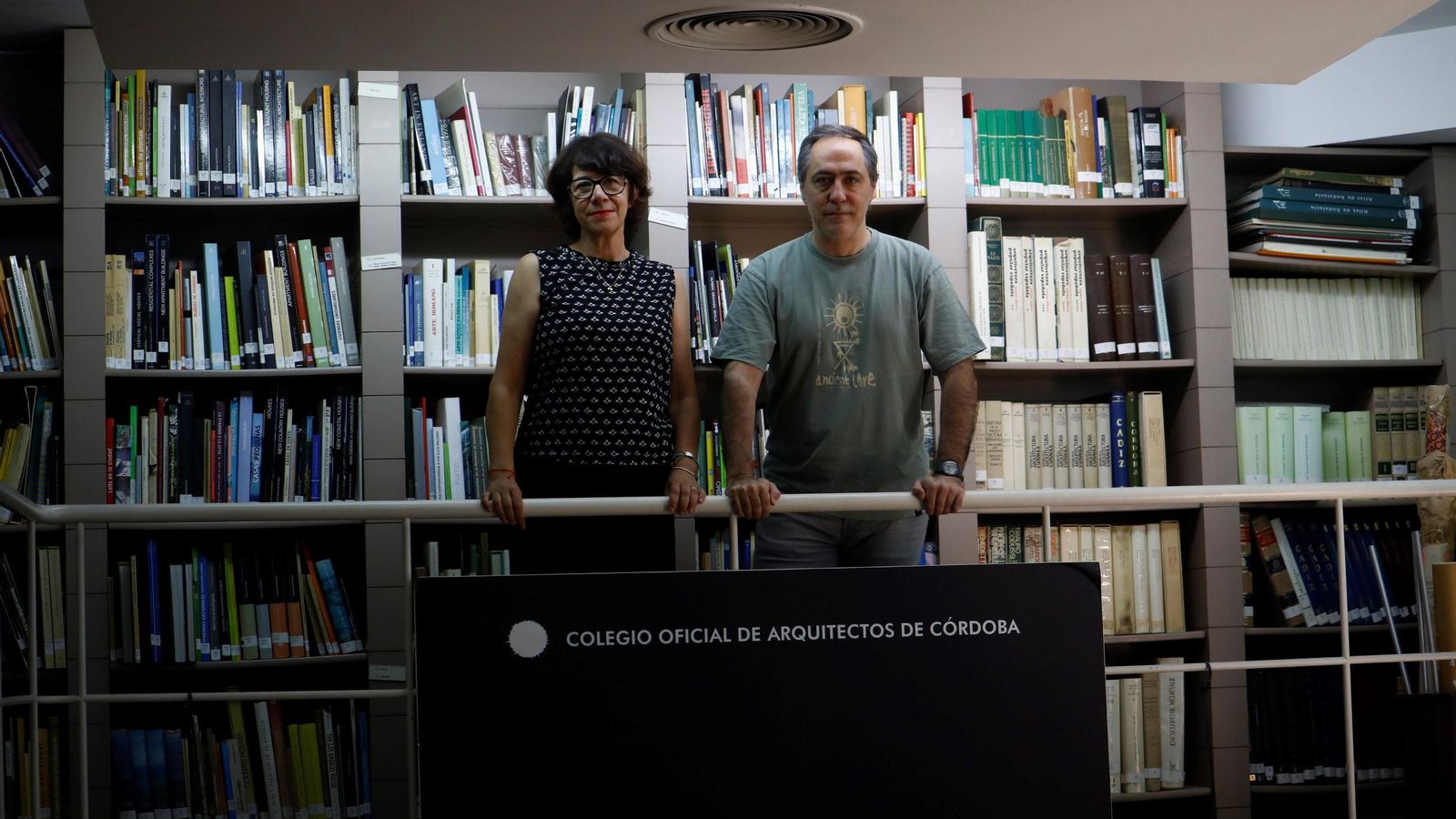 Ana Zamorano y Curro Crespo, en la biblioteca del Colegio de Arquitectos.