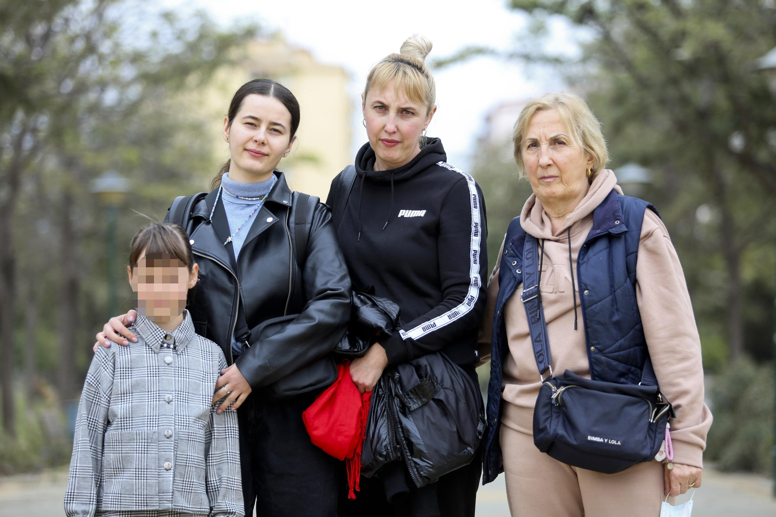 La pequeña María Osepchuk, Valeriia Dutka, Luvb Osepchuk y María Melnyk en el Parque Huelin. La pequeña María Osepchuk, Valeriia Dutka, Luvb Osepchuk y María Melnyk en el Parque Huelin.