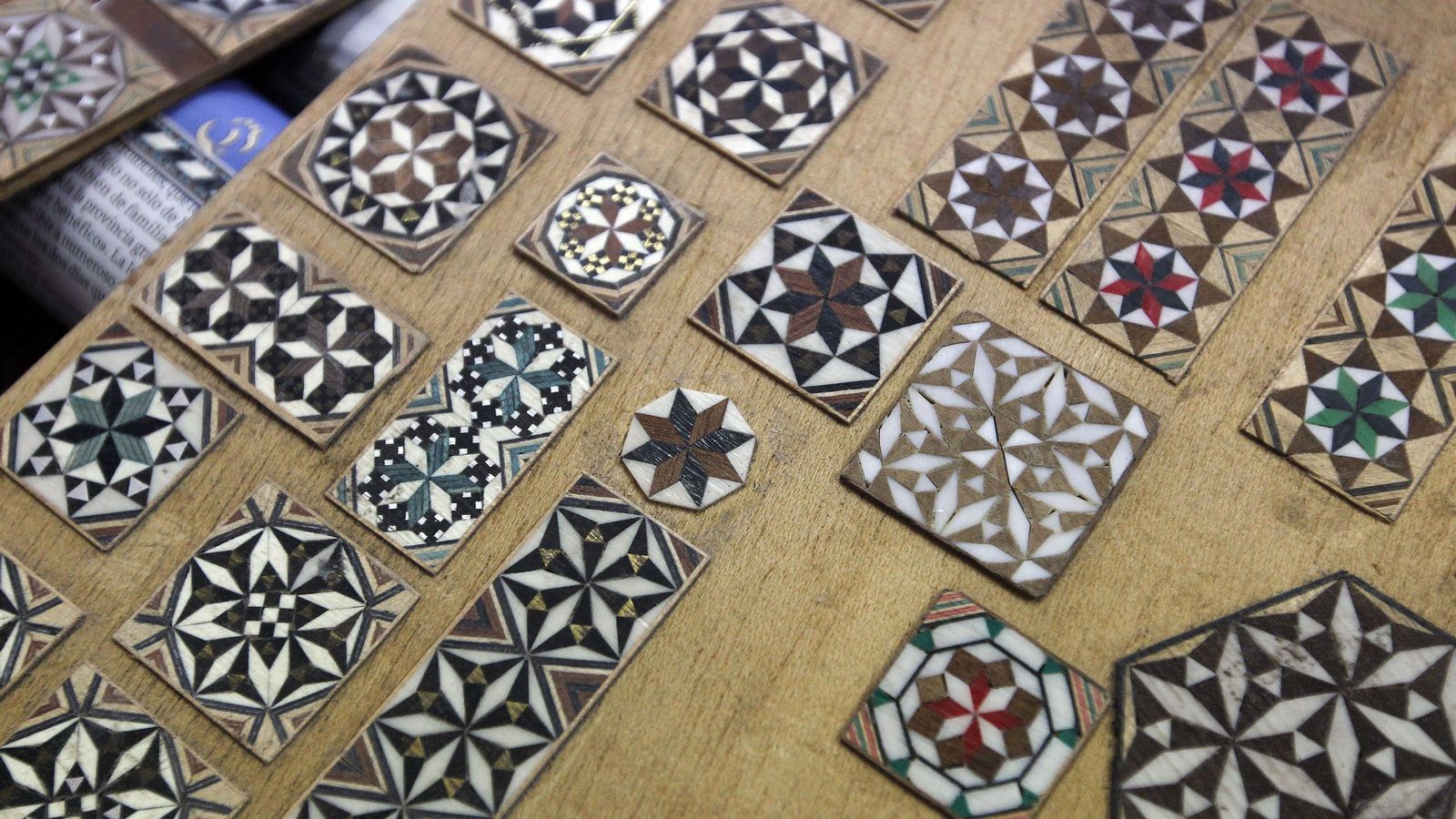 Distintos patrones que se consigue en la taracea