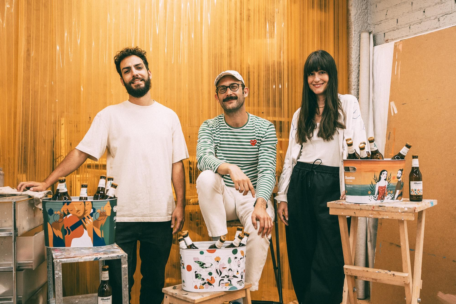 María Hesse, Pablo Little y Zësar Bahamonte, los tres arristas que han colaborado con Cervezas Alhambra en este novedoso proyecto.