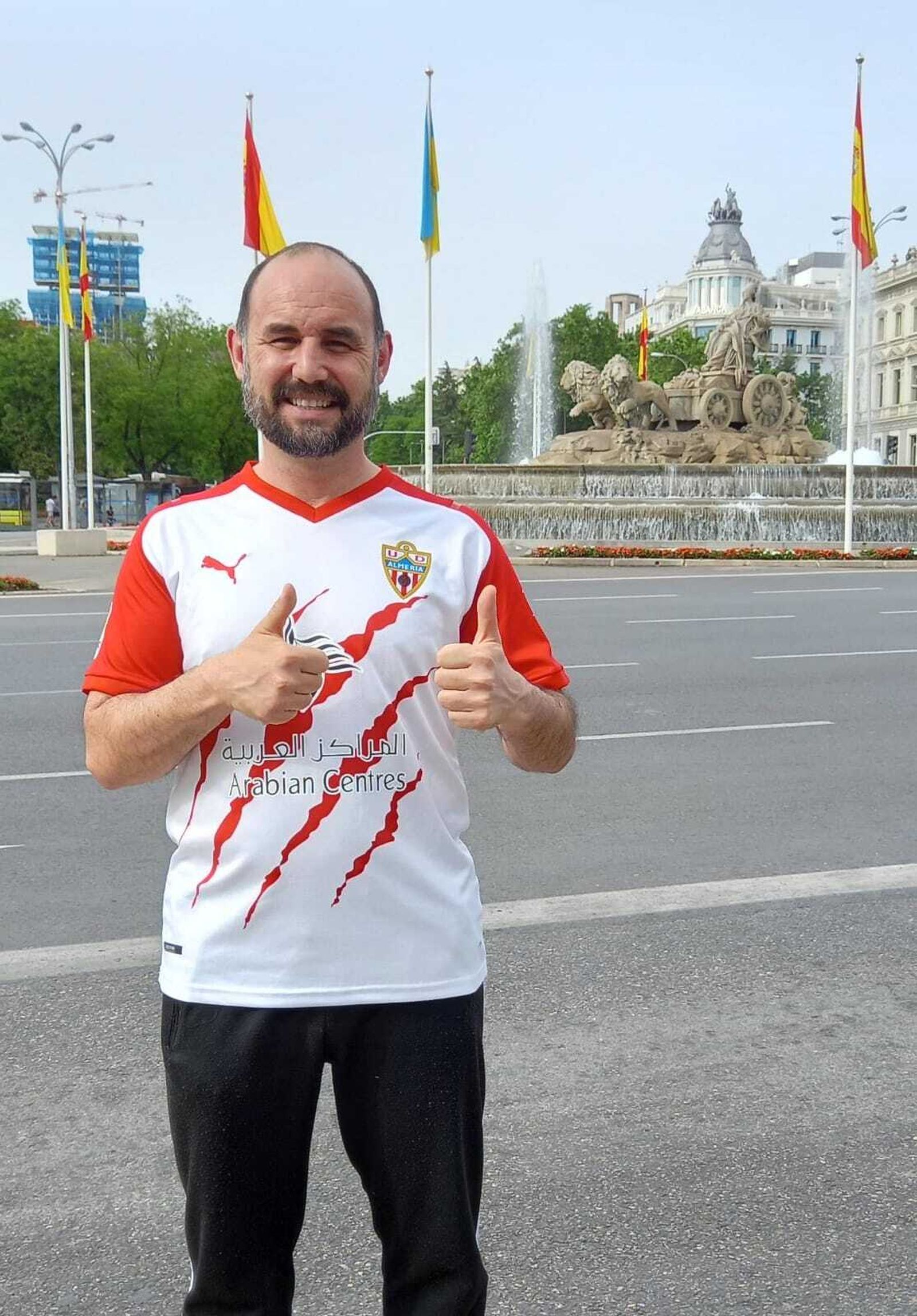 Álvaro Peña, ante la Cibeles.