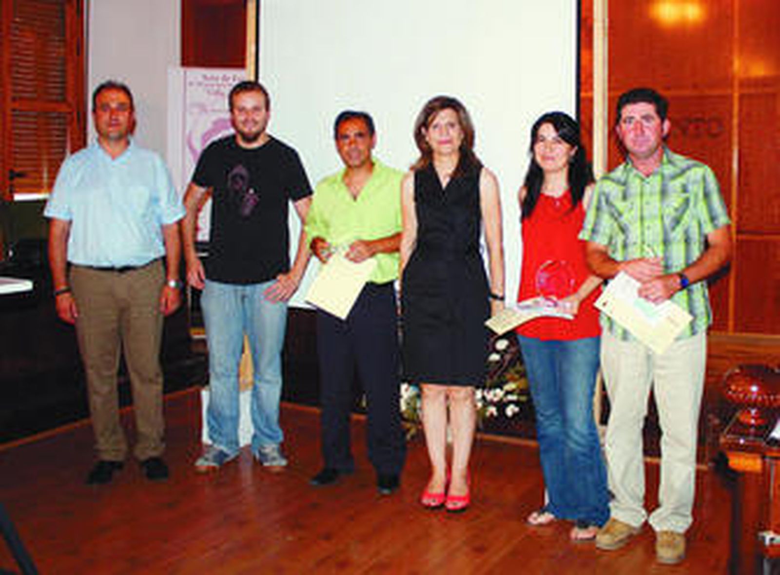 El alcalde, José Pérez con los ganadores del concurso.
