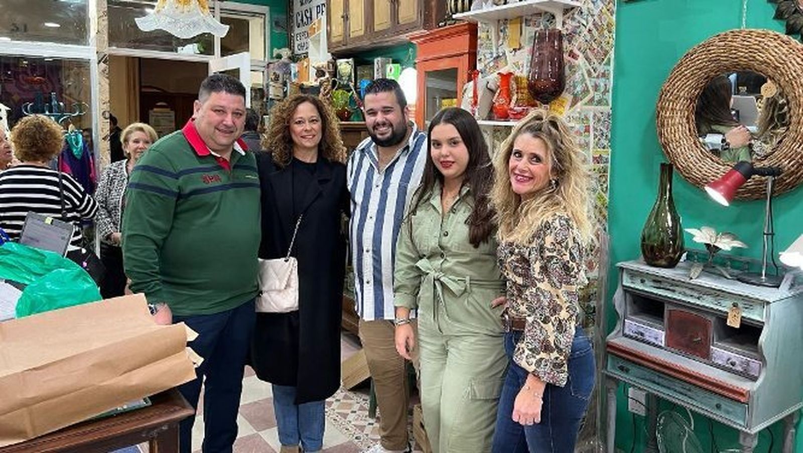 El propietario, Sergio Rosendo, con Manuel e Inma Rosendo, Gabriela Nazareno y Margarita Muñoz, tras la bendición del local.