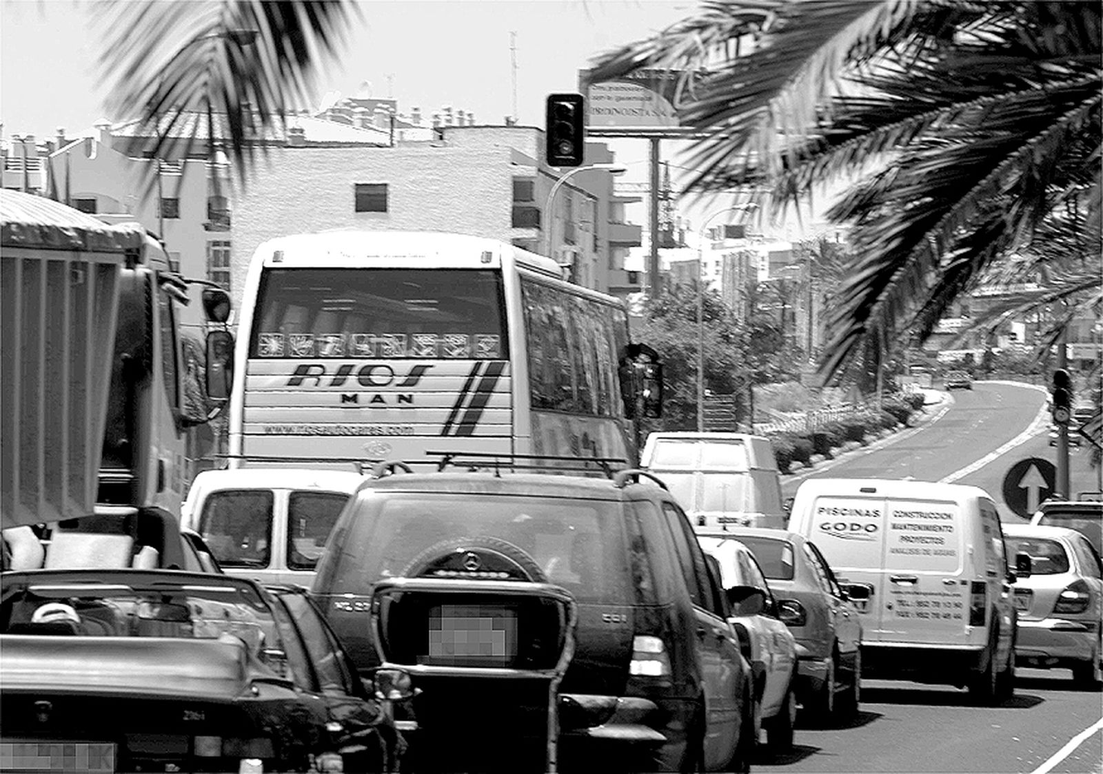 Atascos en la A-7 a su paso por San Pedro Alcántara.