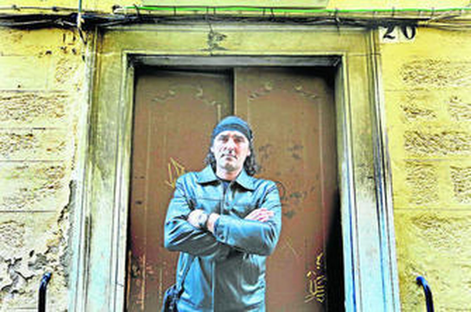 José Manuel Natividad, ayer tarde en la puerta de la finca de la que su pareja y él fueron desalojados horas antes.