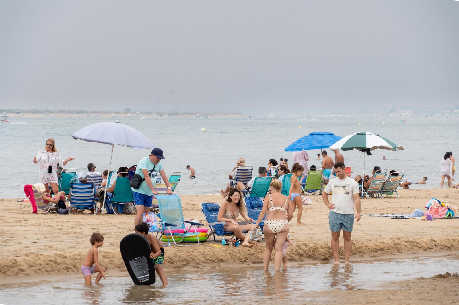 La mañana nublada en las playas de El Portíl
