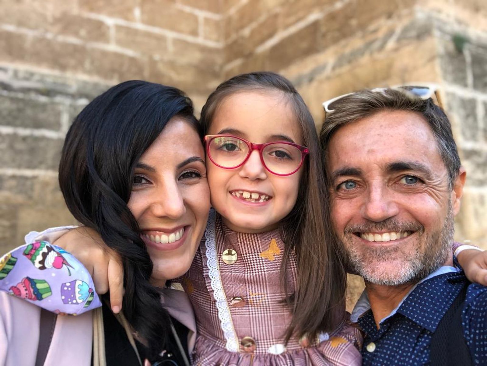 Chloe junto a sus padres Patricia y Tony.