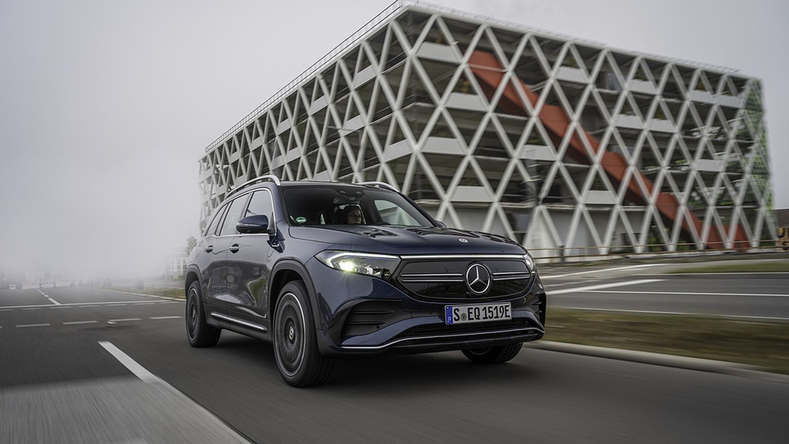 Las diferencias más notables entre los acabados AMG Line y el Progresive están en el frontal. En España, los primero serán los más vendidos.