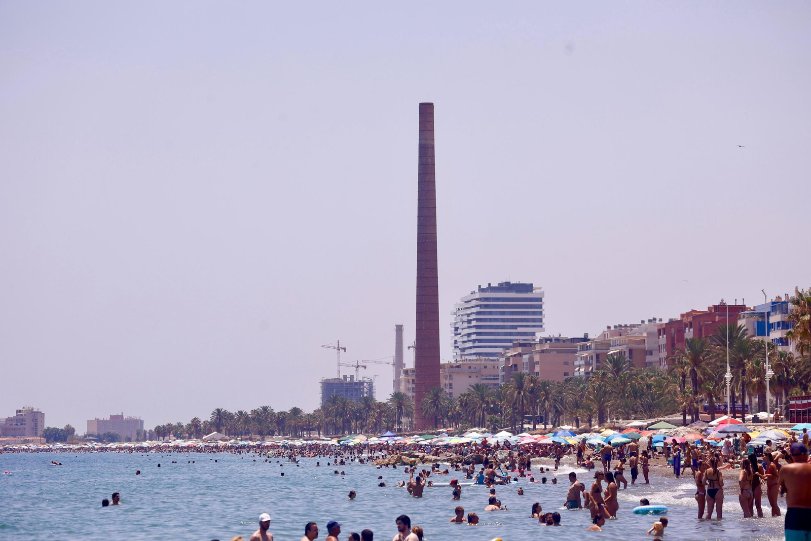 Las playas de Málaga llenas este domingo, en imágenes