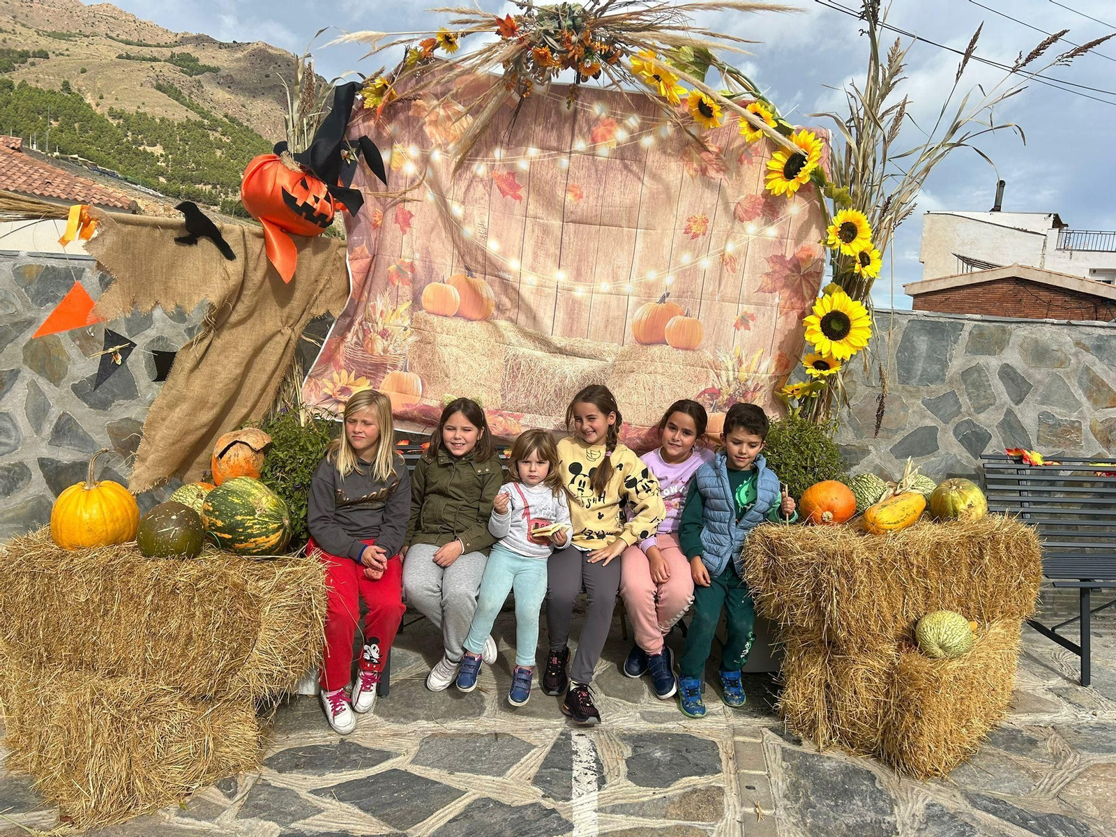 Bacares viste sus calles de otoño como reclamo turístico