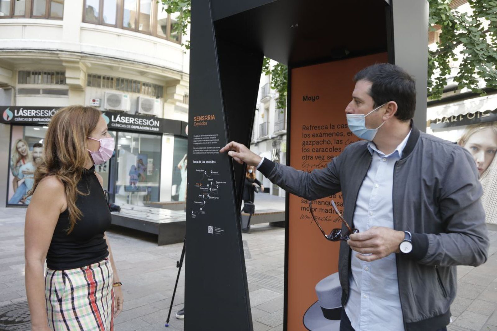 Marián Aguilar y César de la Torre en la presentación de una de las cabinas.