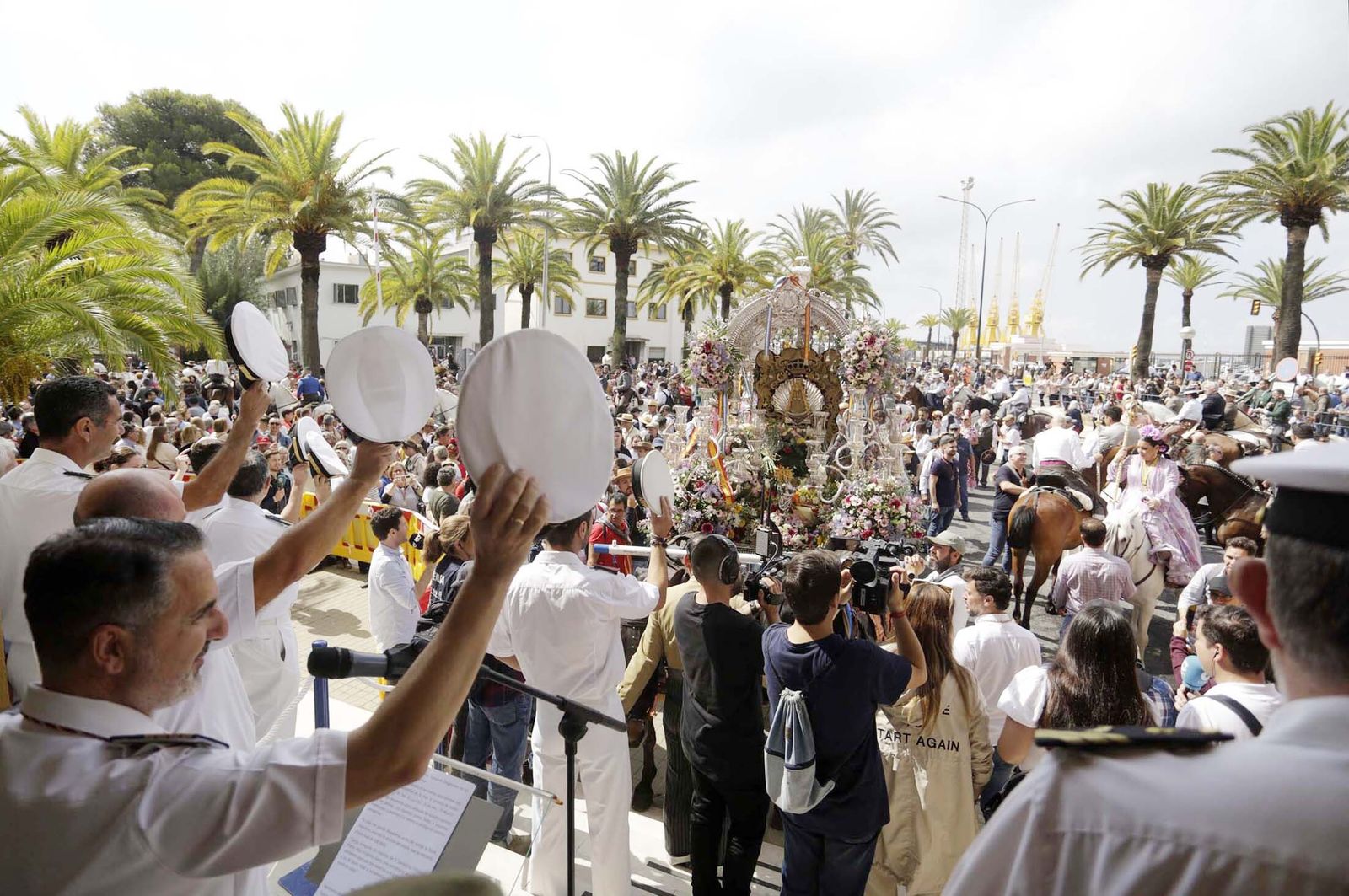 El Rocío 2023: Imágenes de la Hermandad de Emigrantes en su salida de Huelva