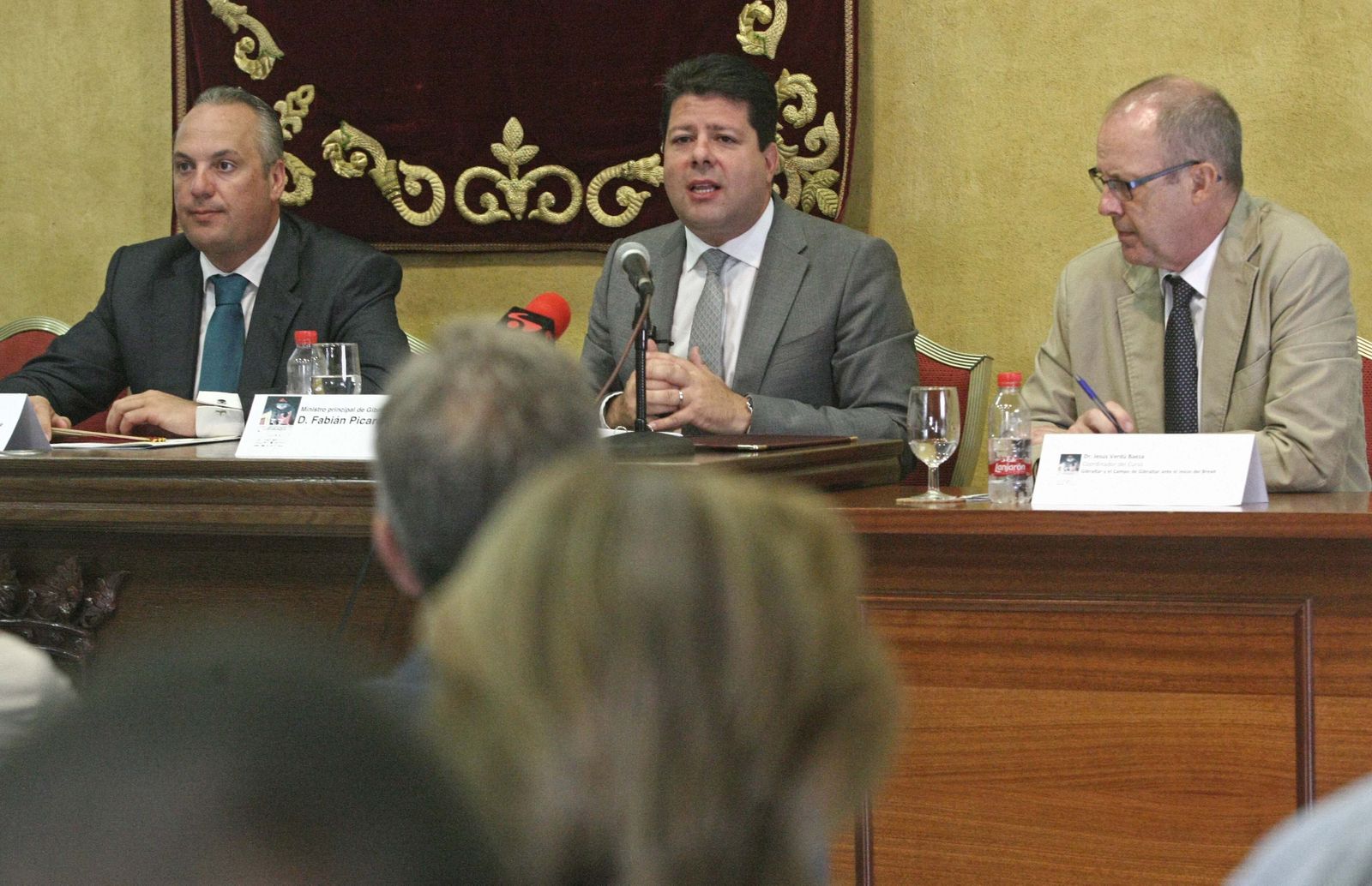 Fabian Picardo, entre Ruiz Boix y Jesús Verdú, en los Cursos de Verano de San Roque en 2017.