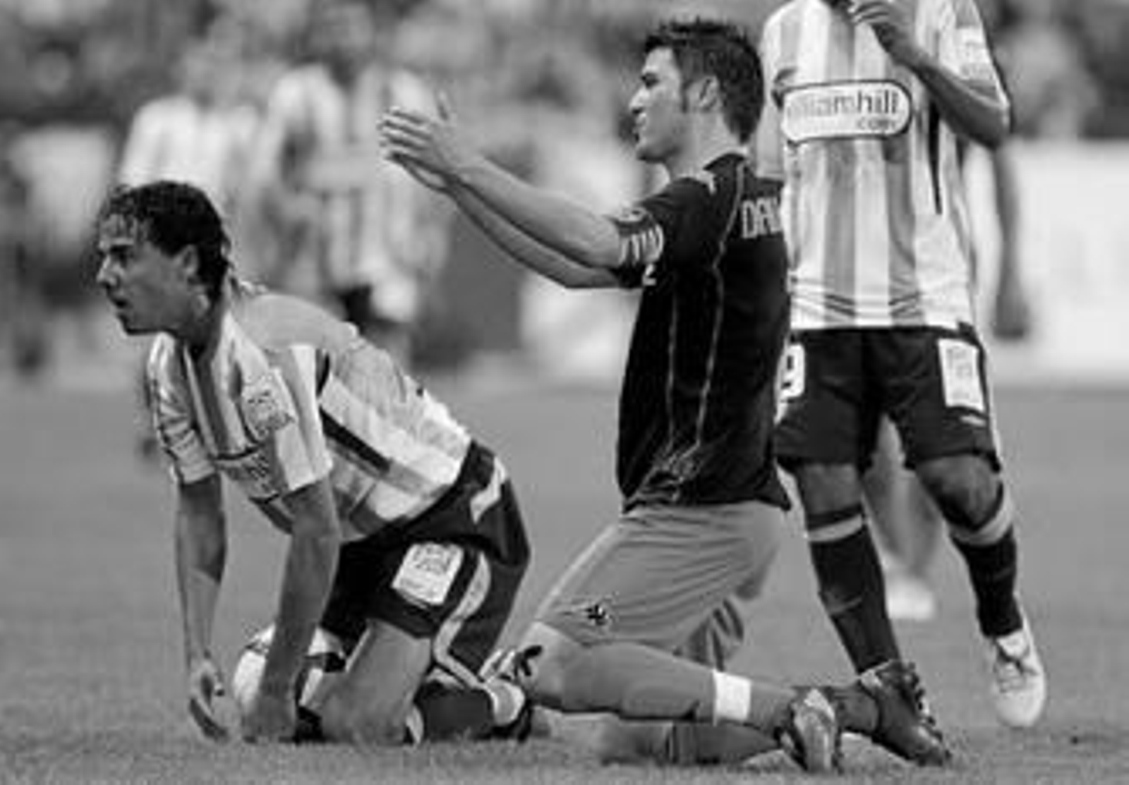 Weligton observa la reacción del árbitro mientras el valencianista David Villa se queja el domingo pasado.