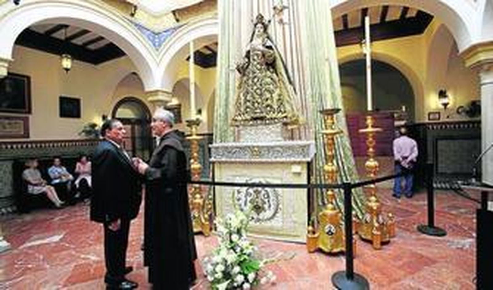 1. Fray Juan Dobado, comisario de la muestra, dialoga con el hermano mayor de los Gitanos, José Moreno, ante el altar instalado el patio de Círculo Mercantil con una imagen de Santa Teresa procedente de Écija. 2. Algunas de las obras expuestas, como la edición facsímil de Las Moradas de 1882. 3. La recreación de la celda de la Santa, con una imagen procedente del convento de Sanlúcar la Mayor.