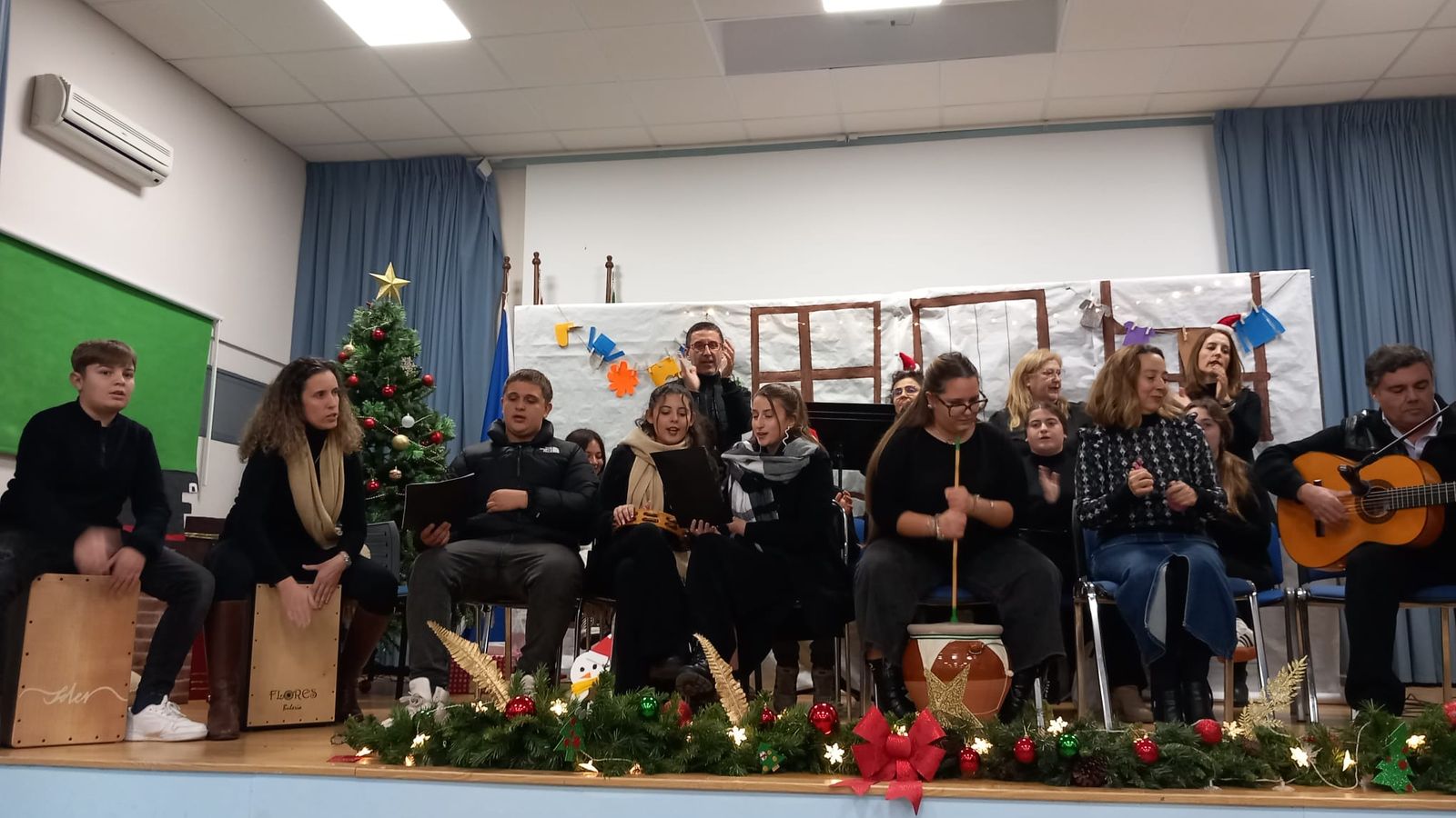 Estudiantes del IES Andrés Benítez, haciendo un villancico.