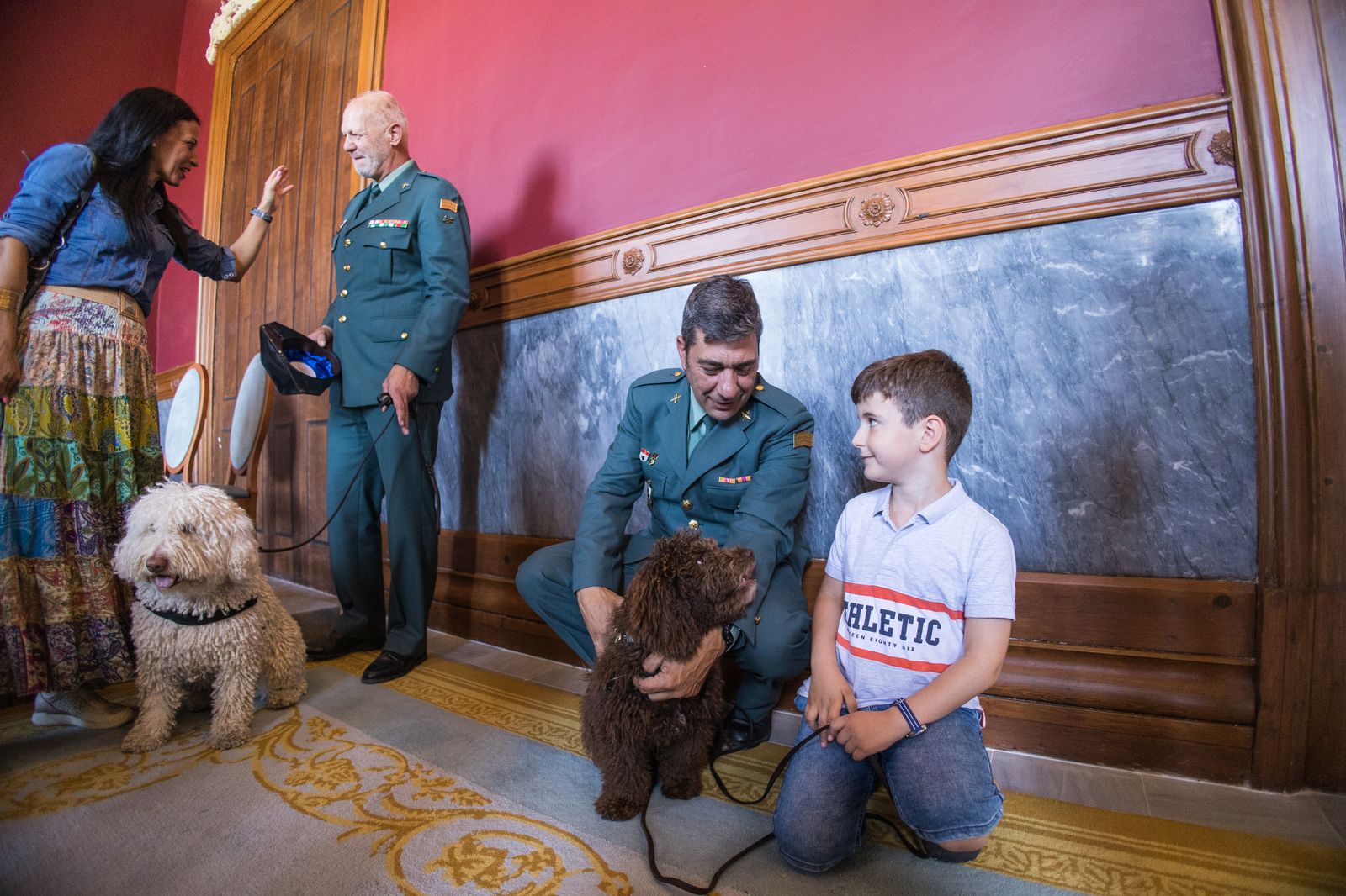 Las imágenes de la entrega del perro adiestrado Enzo a la Guardia Civil en San Fernando