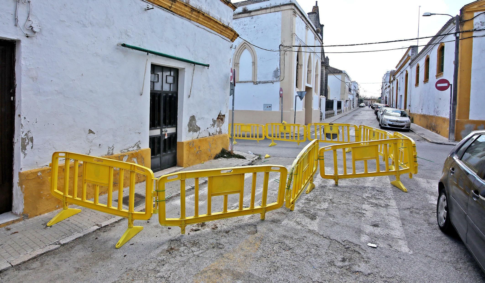 Imagen de las vallas que cortan el acceso en coche a la calle.