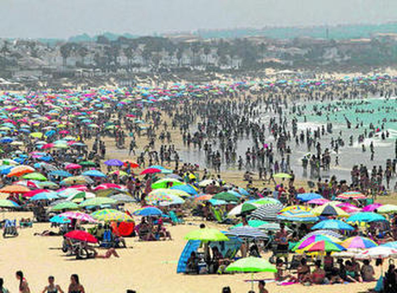 Vista de la playa de La Barrosa repleta de bañistas hace dos meses.