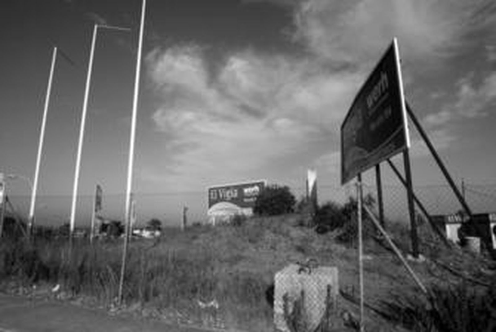 Imagen de la parcela 022-TG con los carteles publicitarios de VVERH anunciando la promoción El Vigía.