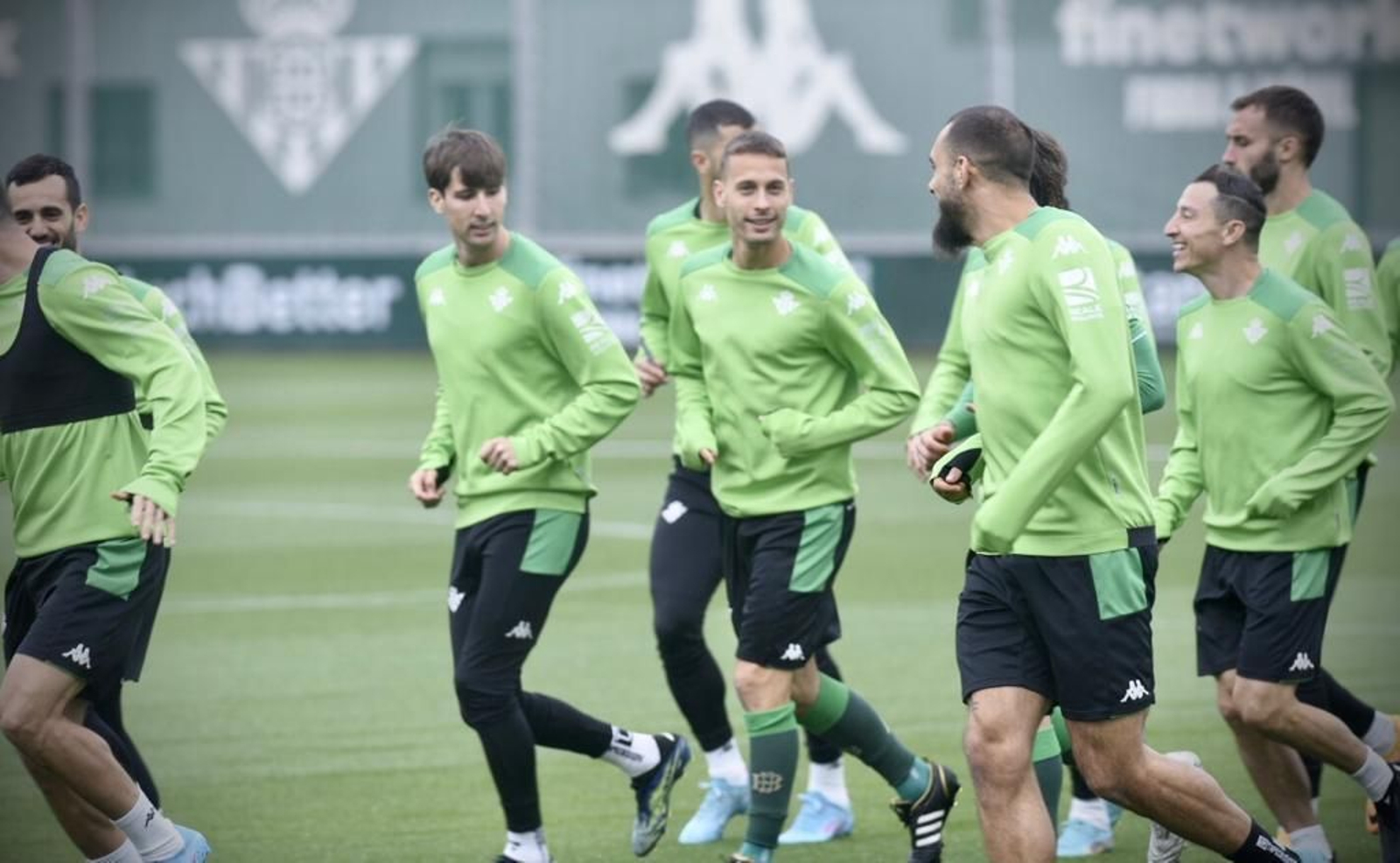Canales y Borja Iglesias hacen carrera continua con el resto del grupo.