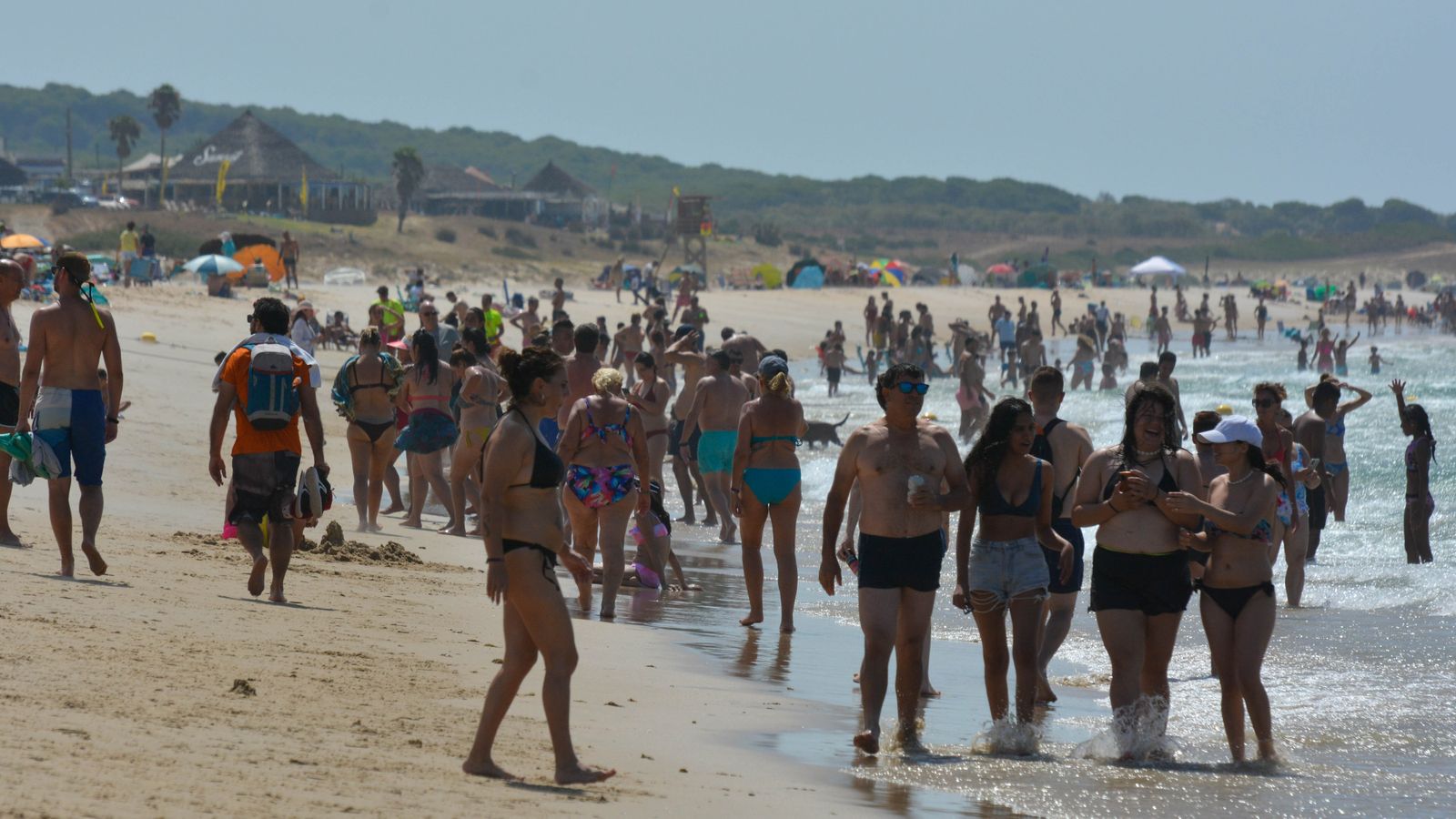 Día de sol y viento en la playa de Bolonia