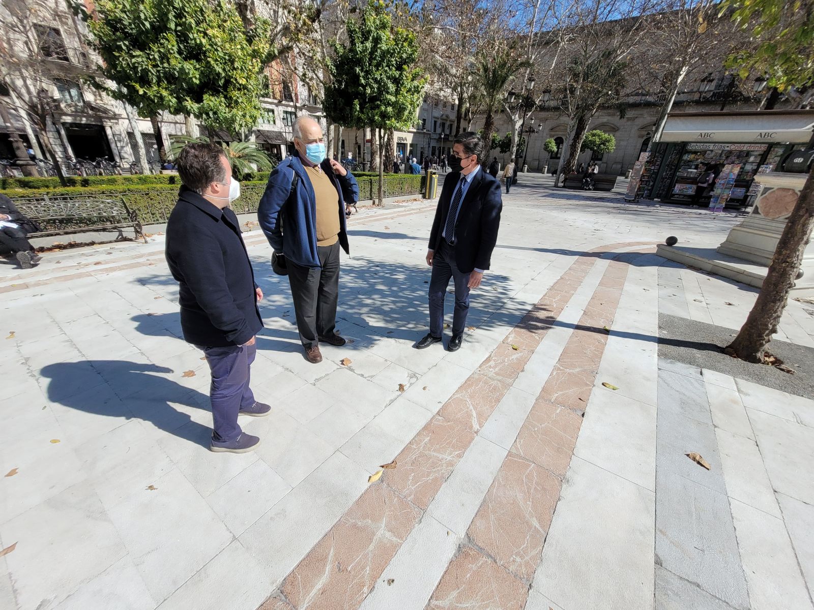 Pimentel observa la solería de la Plaza Nueva.