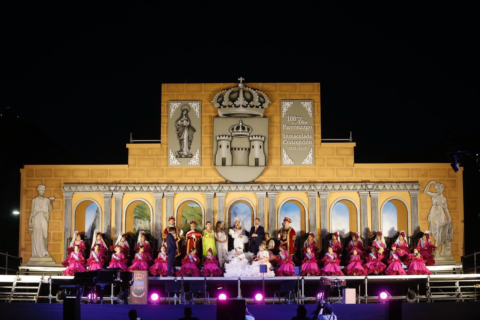 Las reinas con sus cortes y autoridades en el escenario.
