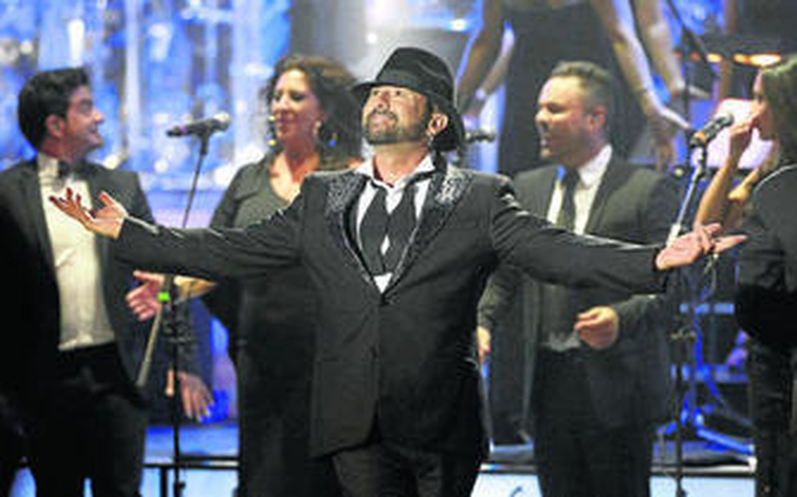 José Luis Figuereo, El Barrio, recibe el aplauso del público en el concierto del lunes por la noche en el Teatro Real de Madrid.