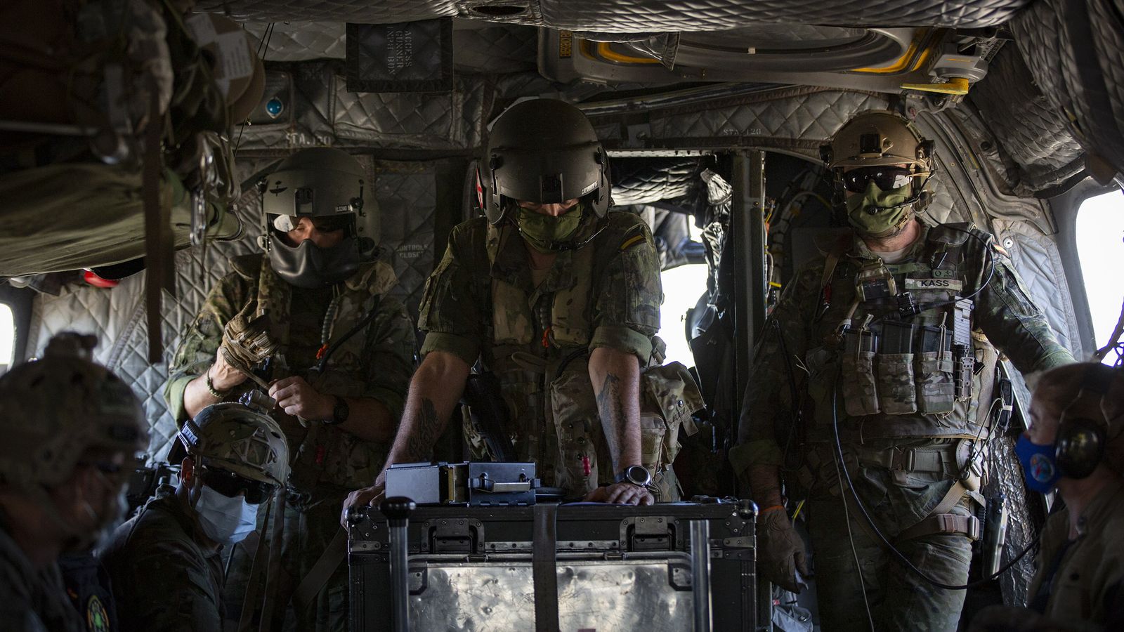 Militares dentro del Chinook.