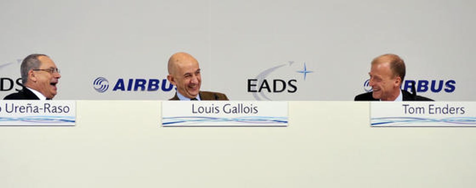 El presidente de EADS, Louis Gallois, acompañado del presidente de Airbus, Thomas Enders y el presidente de la división militar del fabricante europeo de aviones, Domingo Urena-Raso, ha fijado el 31 de enero de 2010 como fecha final para las negociaciones con los gobiernos europeos.

Foto: Agencias/ Jose Ángel García