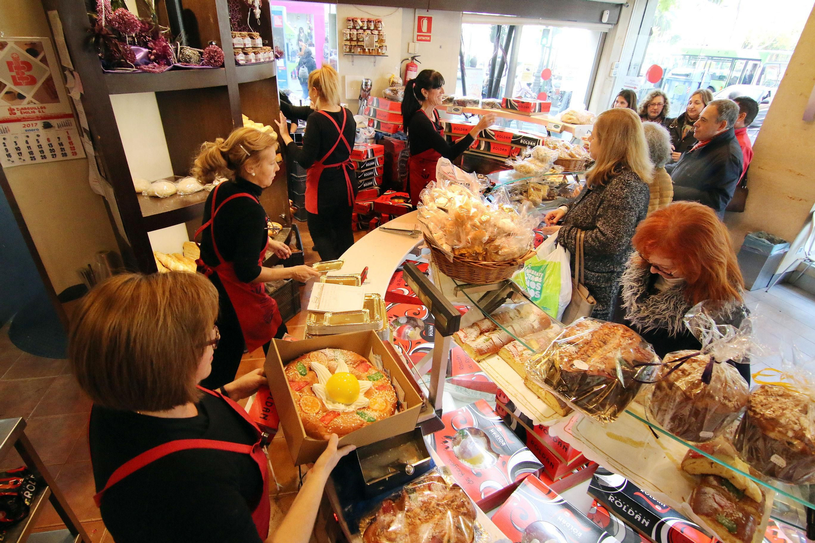 1. Confiterías y panaderías se llenan de personas buscando los roscones de Reyes. 2. La corona no puede faltar para el rey momentáneo que encuentre el regalo en el interior del dulce.