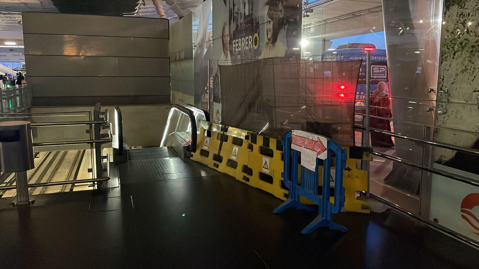 La escalera del Cercanías del Aeropuerto, fuera de servicio recientemente.