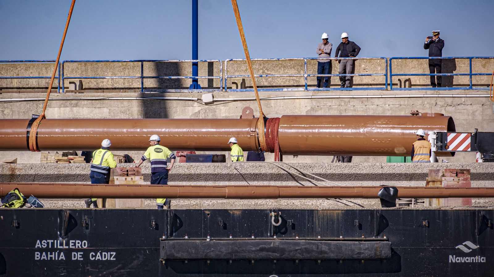 Las imágenes del  traslado por mar del mástil del buque escuela Juan Sebastian Elcano a la Punta de San Felipe