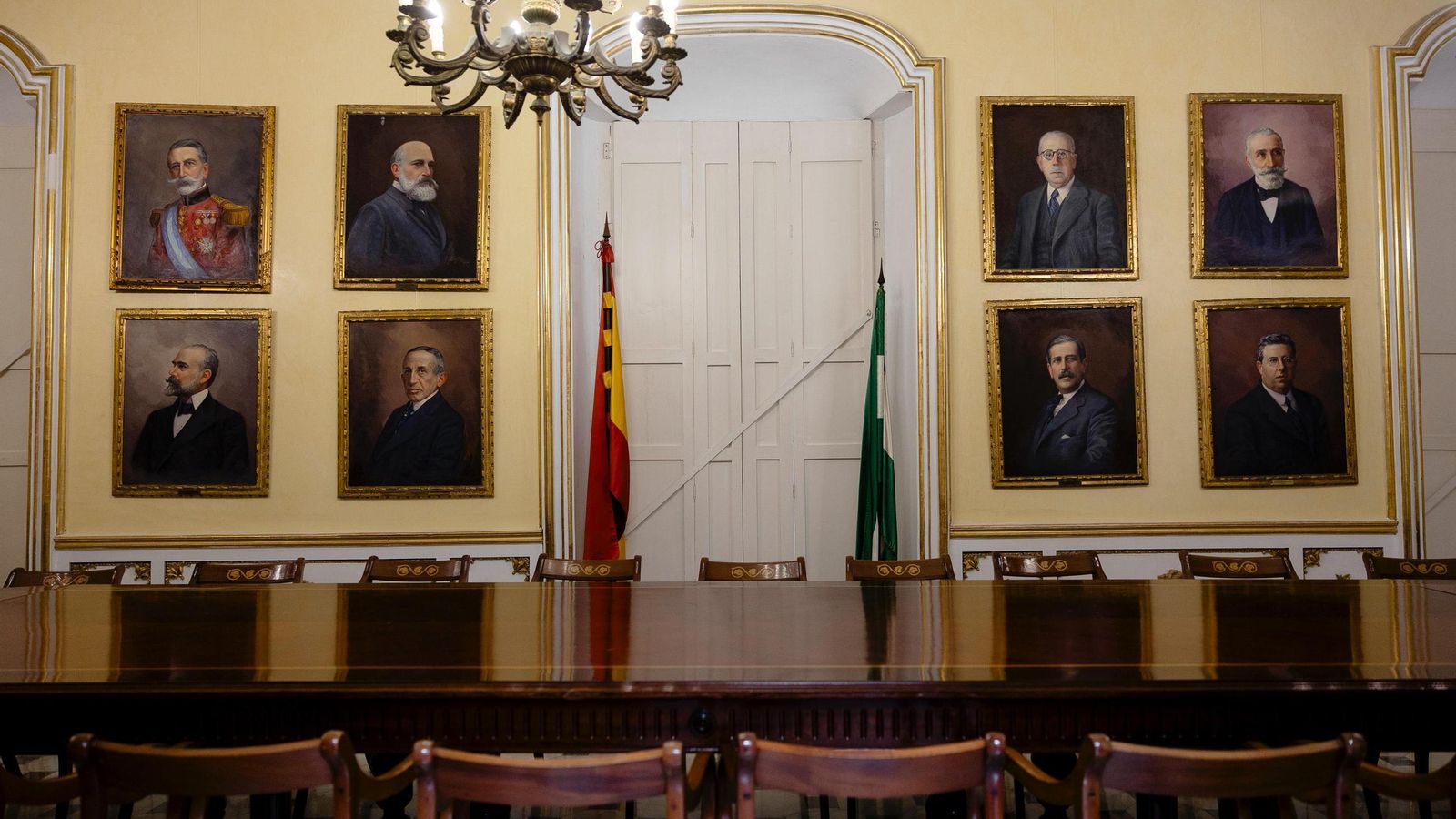 Estado actual de la sala de reuniones, con los retratos de algunos de los presidentes de la Cámara de Comercio de Cádiz.