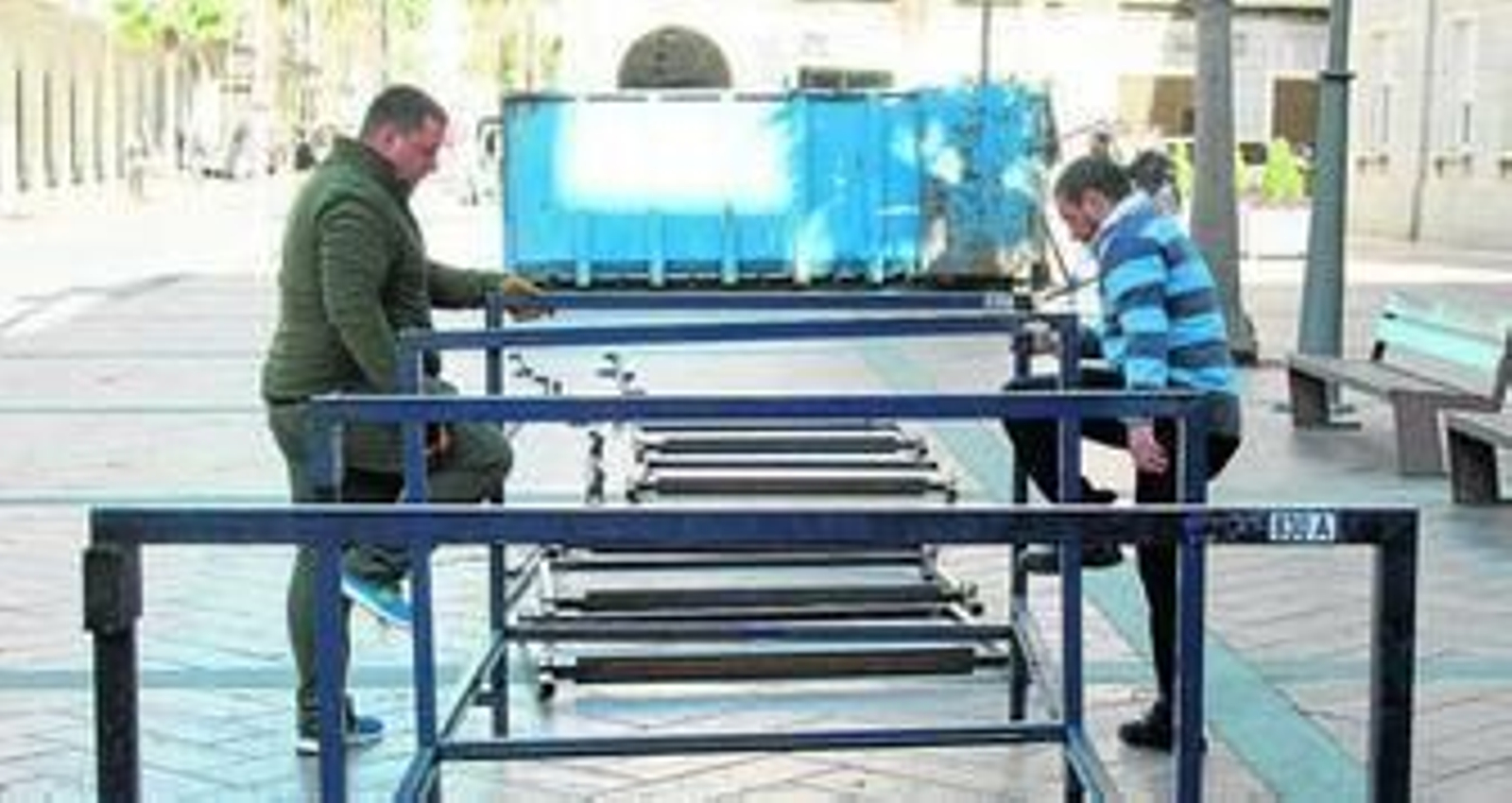 Colocación de estructuras, ayer en la Plaza de la Constitución. Colocación de estructuras, ayer en la Plaza de la Constitución.