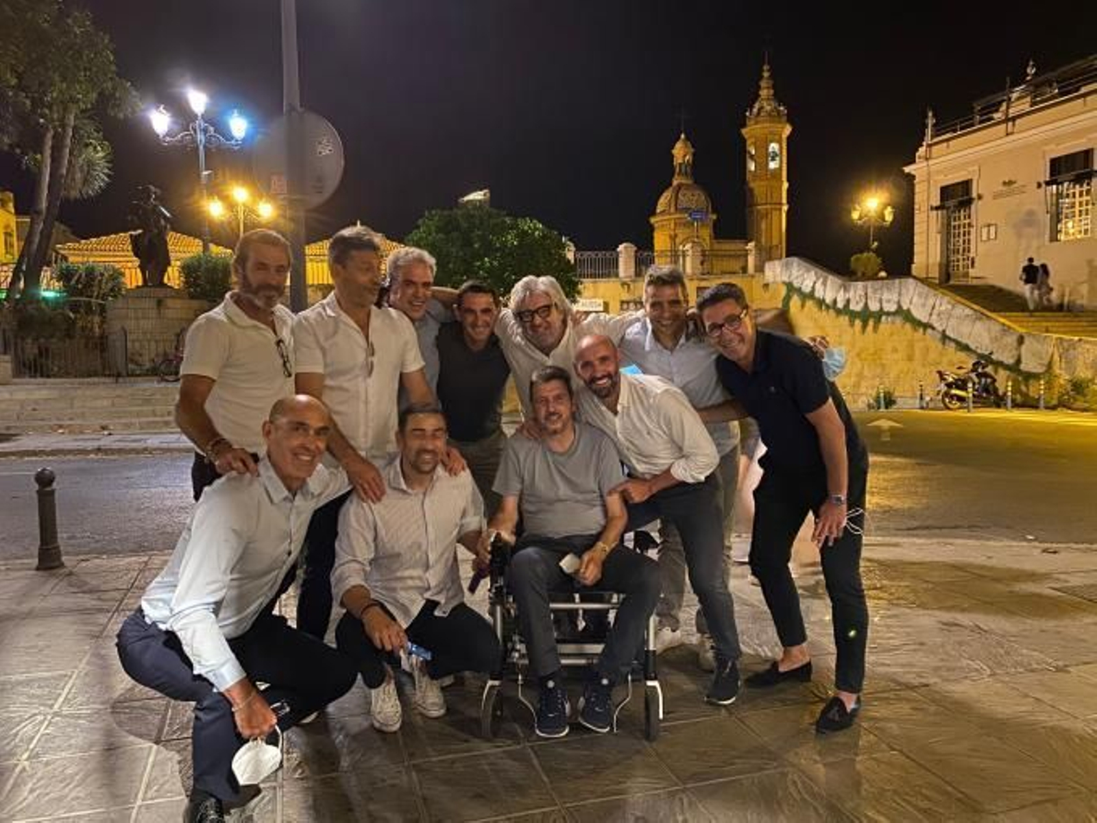 Gran parte de la generación del Sevilla de los 90 rodea a Unzué junto al Puente de Triana.