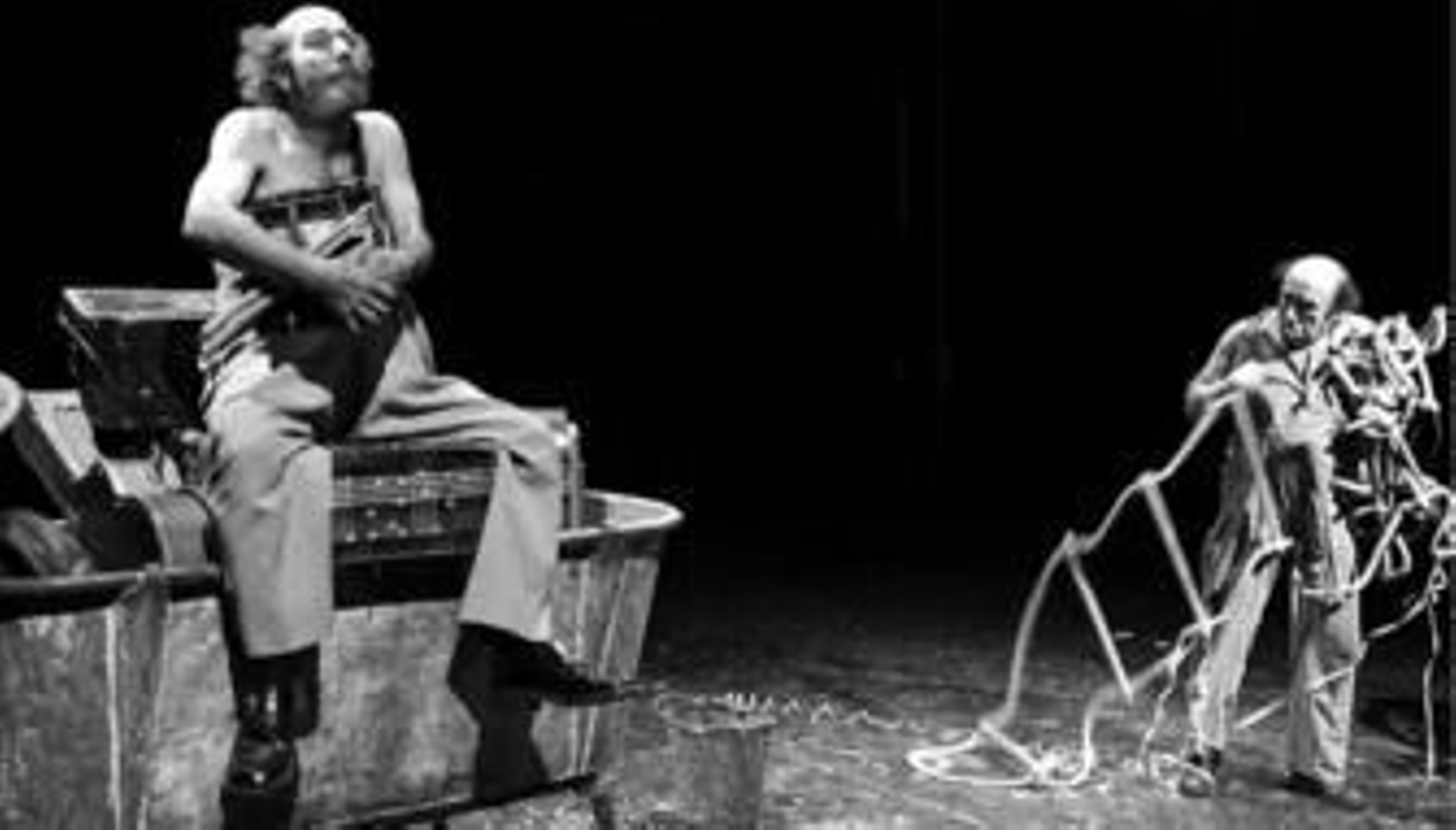 Una escena de 'Los que ríen los últimos', montaje de La Zaranda que ahora será trasvasado al cine.