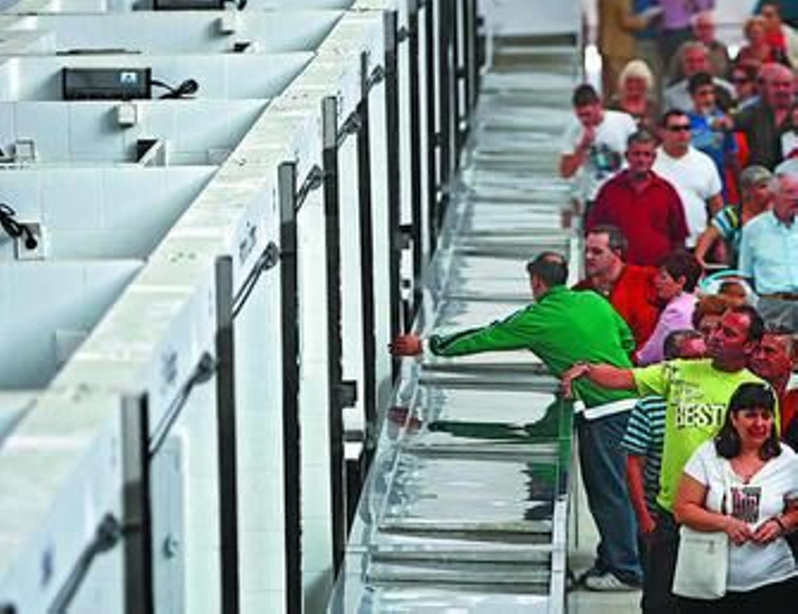 Visitantes ante los puestos de pescado en una de las jornadas de puertas abiertas del Mercado.