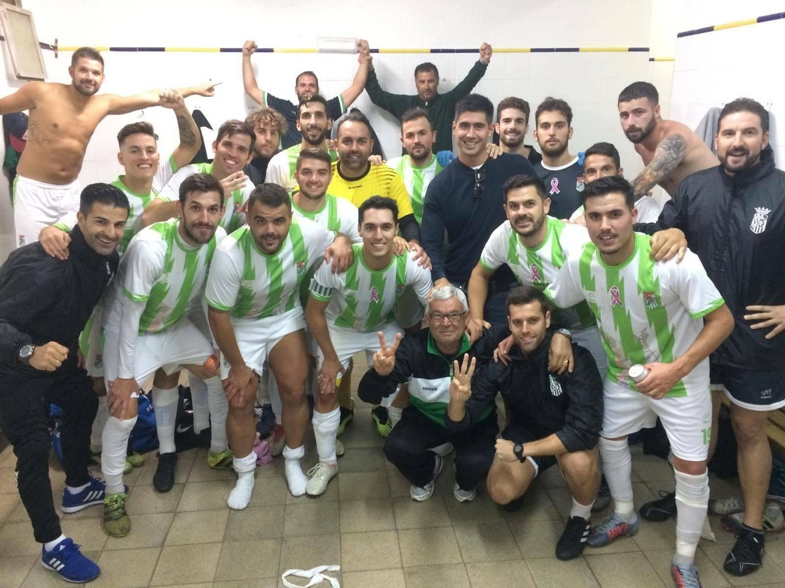 El vestuario celebra la victoria ante el Barbate el pasado domingo.