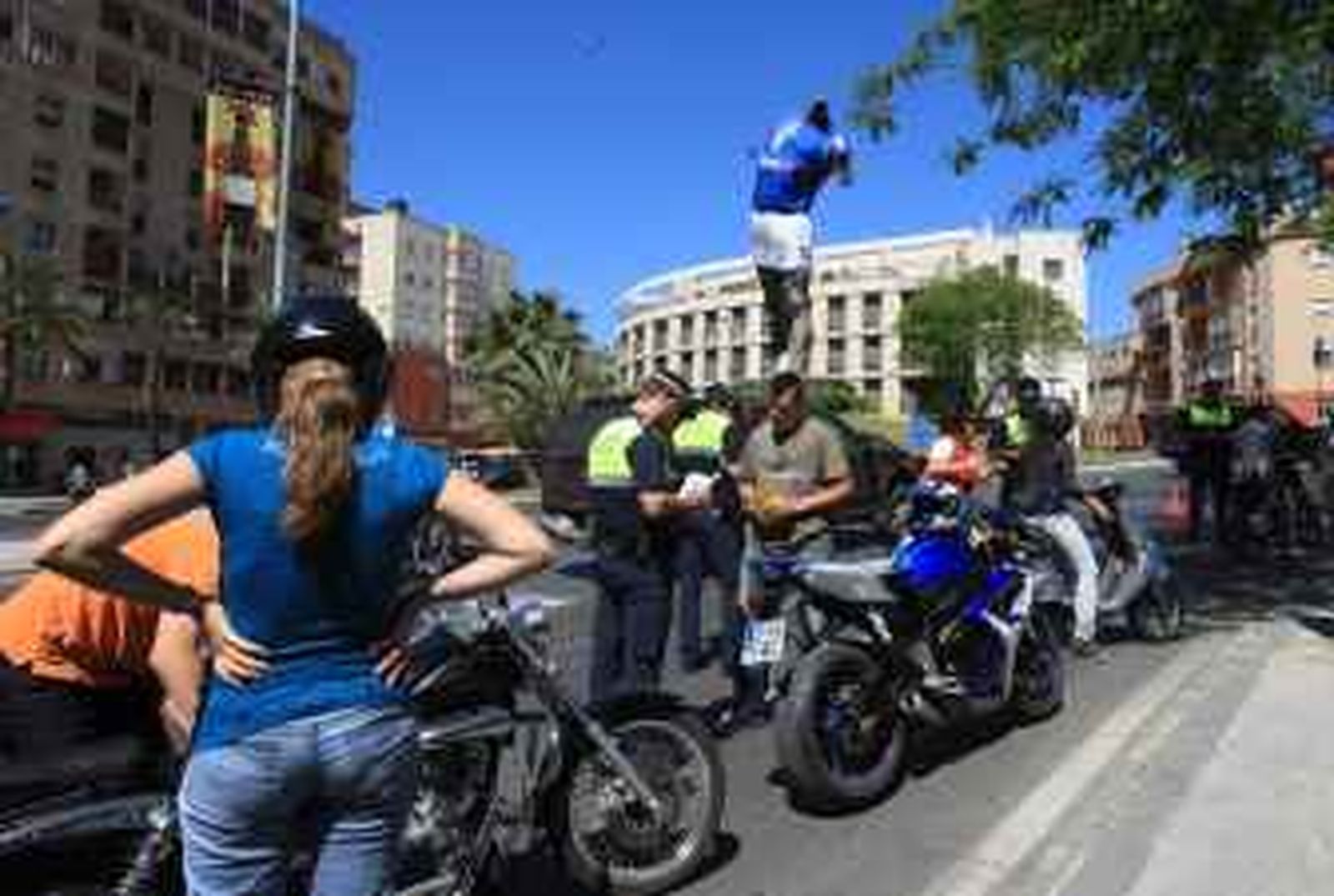 El 092 inmoviliza 2 motos de 45 controladas por no llevar casco