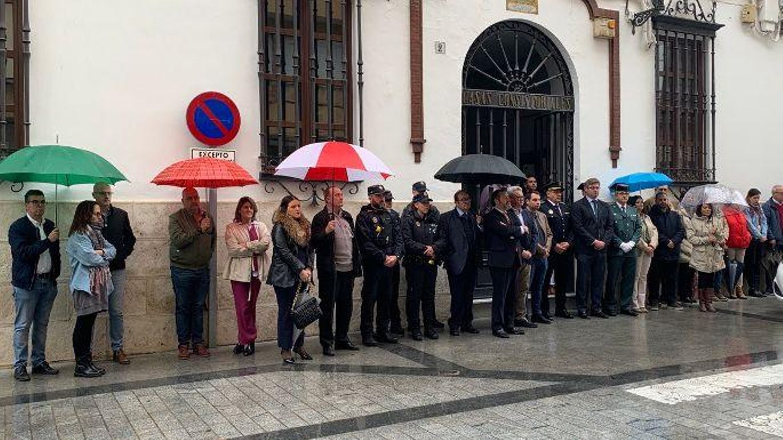 Minuto de silencio en Puente Genil.