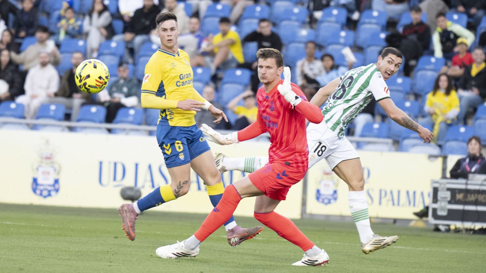 Adri Fuentes intenta el remate en la acción del 0-1 en el Las Palmas - Córdoba CF.