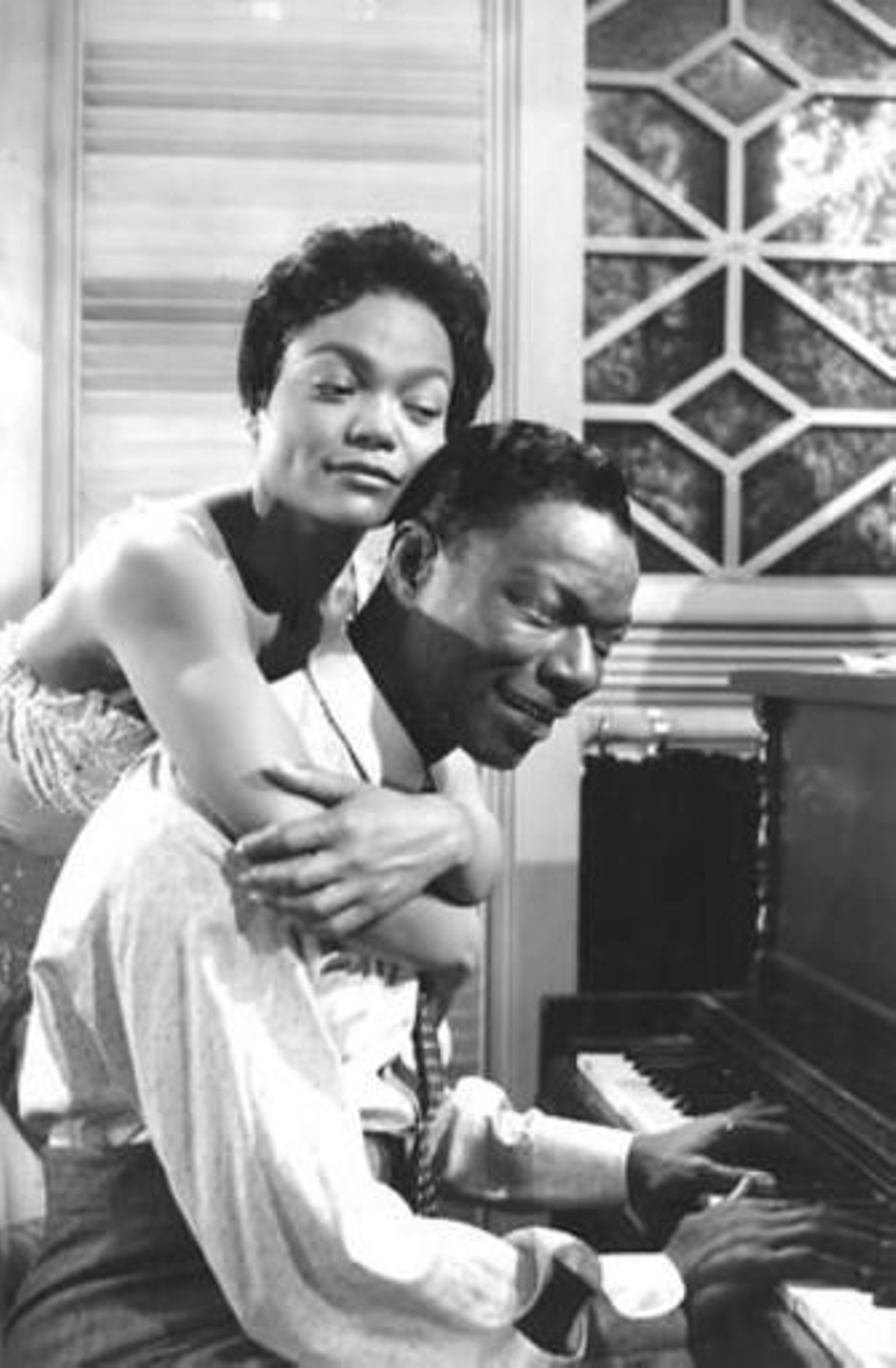 Eartha Kitt junto a Nat King Cole en 1958 en la película 'St. Louis Blues'.